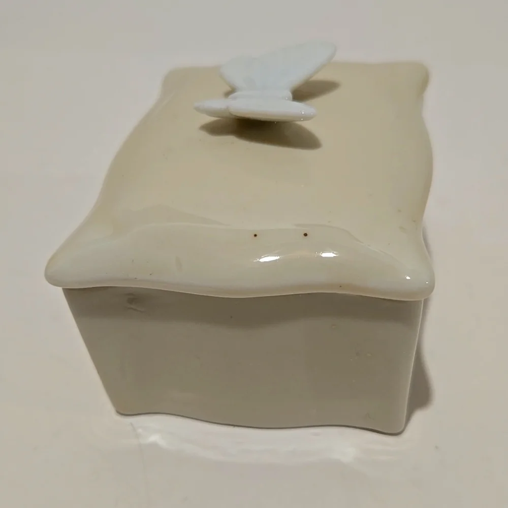 Vintage Irice Trinket Jewely Lidded Porcelain Box Butterfly Shabby Chic Japan